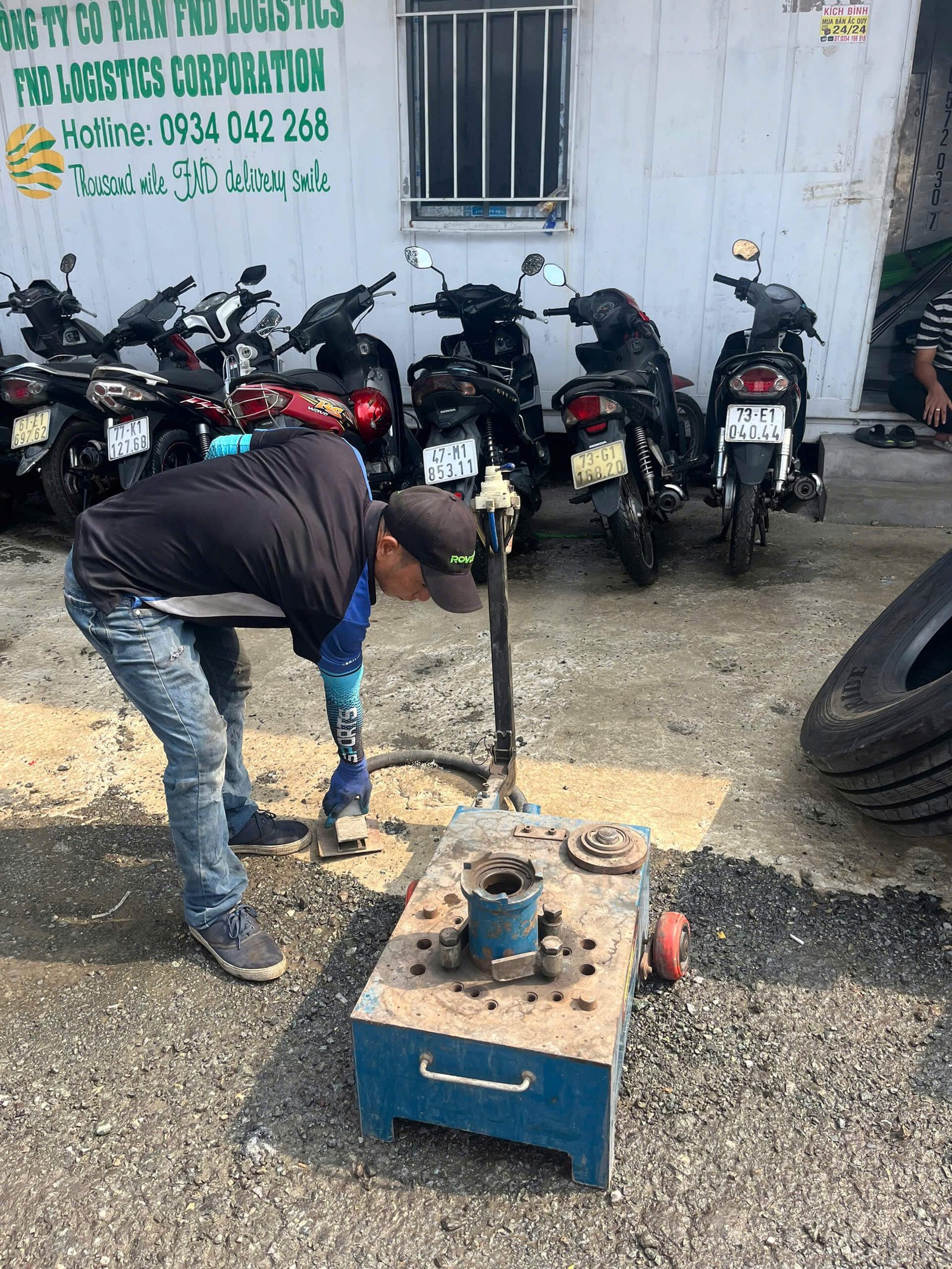 Kiểm tra và hoàn thiện vá vỏ, thay lốp lưu động xe tải lớn